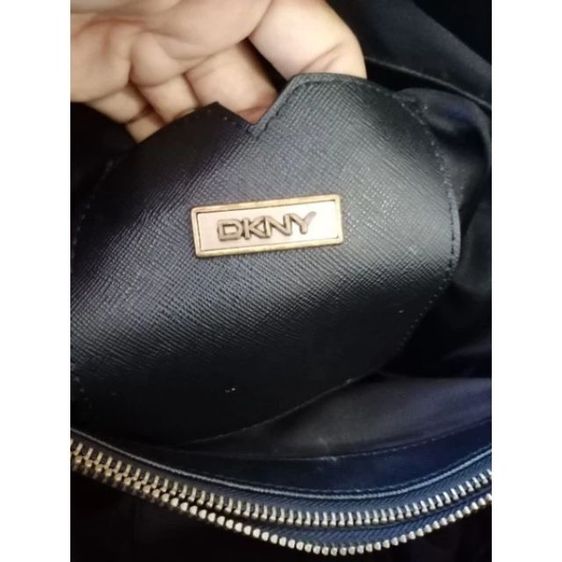 กระเป๋าสะพายไหล่หนังแท้สีดำ DKNY รูปที่ 4