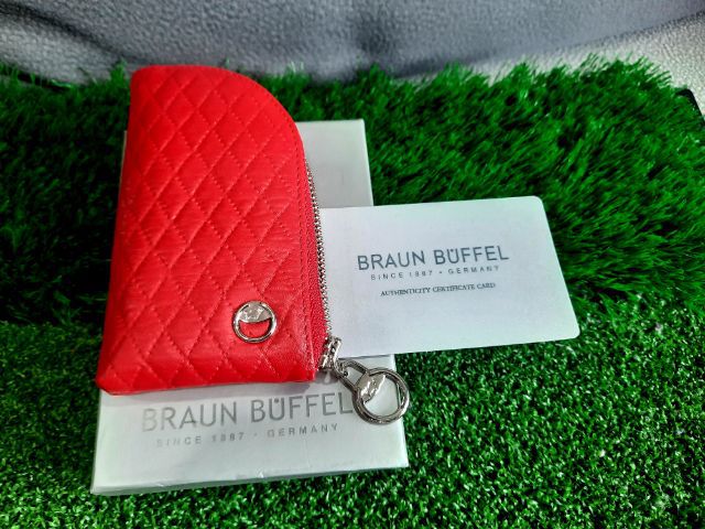 ขอขายกระเป๋าหนังใส่ลูกกุญแจแบรนด์เนมของยี่ห้อ Braun Buffel ใหม่สีแดงสดมีกล่องสภาพใหม่ไม่ผ่านการใช้งานมีการ์ดรับประกันคุณภาพสินค้าแท้ รูปที่ 2