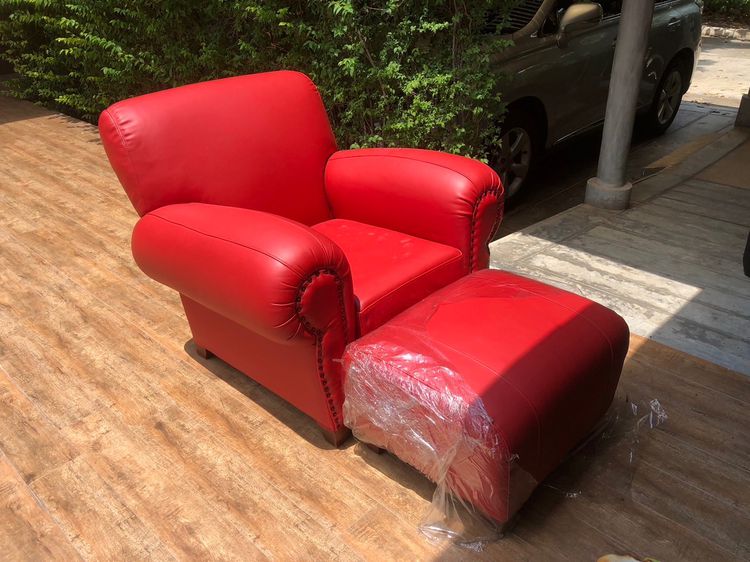 เก้าอี้นวม/เก้าอี้มีที่เท้าแขน แดง เก้าอี้และสตูลหนังแท้ สภาพใหม่ๆ