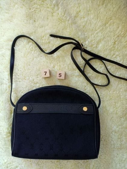 กระเป๋าสะพายยาวหนังแท้สีดำ nina ricci