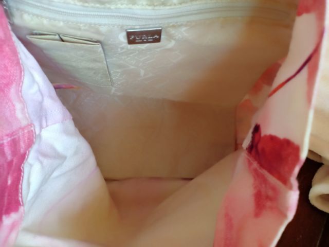 กระเป๋าถือสีขาวลายดอกแดง furla รูปที่ 6
