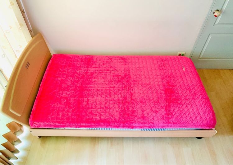 ผ้าห่ม ขนาด 3.5ฟุต สีชมพูกำมะหยี่ ด้านบนปักลายแบรนด์ Toni-Land (สภาพใหม่) มือสองสภาพดี สินค้าญี่ปุ่น-เกาหลีแท้