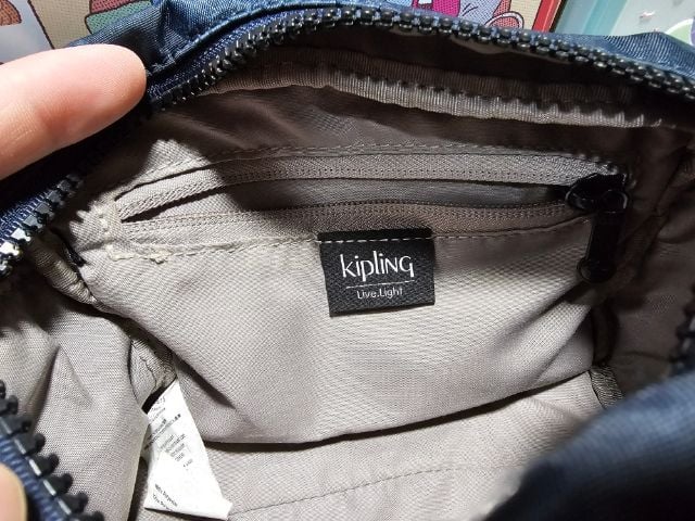 กระเป๋า Kipling สีกรมลายcarmo สภาพใหม่มาก รูปที่ 4