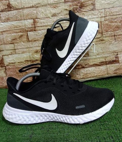 รองเท้าผ้าใบ Nike Revolution 5 
