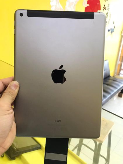 Apple 32 GB iPad Gen5 32GB เครื่องศูนย์ไทย  Sim WiFi สภาพสวยๆ