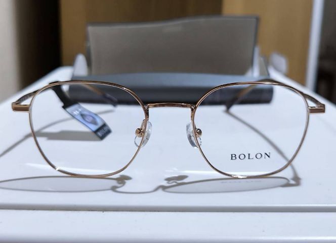 อื่นๆ อื่นๆ กรอบแว่นตา Bolon Shiodome BJ7325 ของแท้ของใหม่แกะกล่อง สีโรสโกล Rose gold B30 มีใบรับประกัน ต้องการขายด่วนเพราะซื้อมาผิดรุ่นใส่กับเลนส์ที่มีอยู่แล้วไม่ได้คะ สนใจทักได้เลย ขายแบบยอมขาดทุนเลยคะ เช็คราคาในห้างหรือร้านแว่นได้เลยคะ ราคา 5,000 บาทขึ้นไปคะ