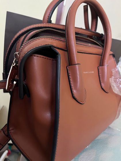 CHARLES and KEITH ส่งต่อ กระเป๋าสะพายทรงหมอนสีน้ำตาล Bags. Brown mid sized top handle bag featuring zipper closure รูปที่ 10
