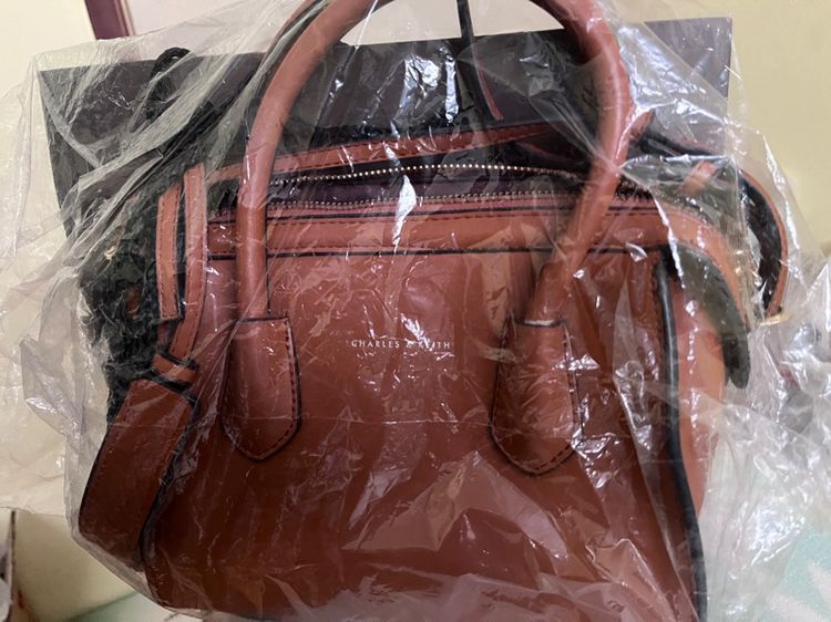 CHARLES and KEITH ส่งต่อ กระเป๋าสะพายทรงหมอนสีน้ำตาล Bags. Brown mid sized top handle bag featuring zipper closure รูปที่ 11