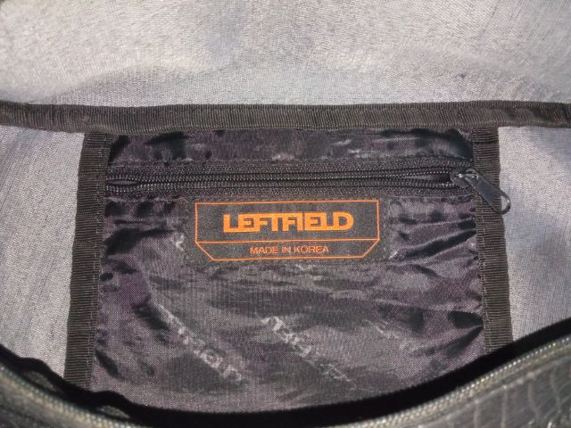 กระเป๋าสะพายไหล่หนังเทียมทำเหมือนหนังจระเข้แบรน Leftfield made in Korea ทรงสวยสภาพดี รูปที่ 10
