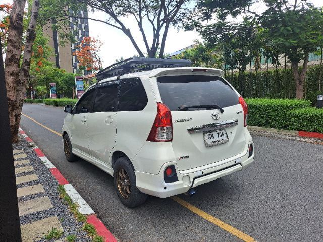 รถ Toyota Avanza 1.5 S สี ขาว