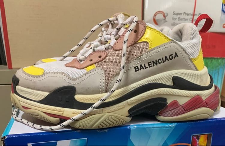 รองเท้า ผ้าใบ บาลอง balenciaga มีขนาด38และ36 ขายคู่ 800฿ รวมส่ง