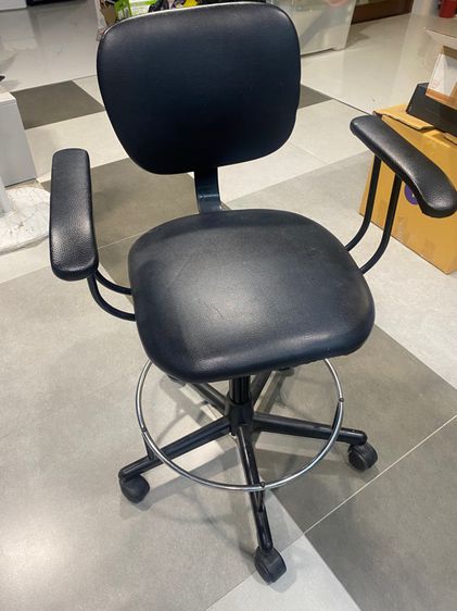 เก้าอี้สำนักงาน หนังเทียม ดำ ขายด่วน…เก้าอี้นั่งเขียนแบบ มีพนักพิงและมีเท้าแขน MASTAX  