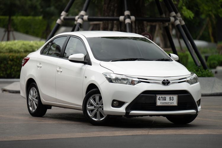 Toyota Vios 2015 1.5 E Sedan เบนซิน LPG เกียร์อัตโนมัติ ขาว รูปที่ 2