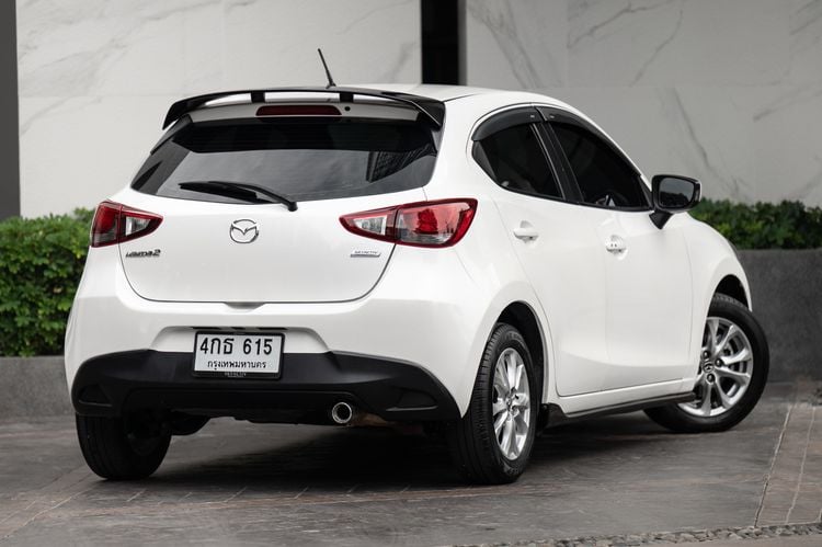 Mazda Mazda 2 2015 1.3 High Plus Sedan เบนซิน ไม่ติดแก๊ส เกียร์อัตโนมัติ ขาว รูปที่ 4