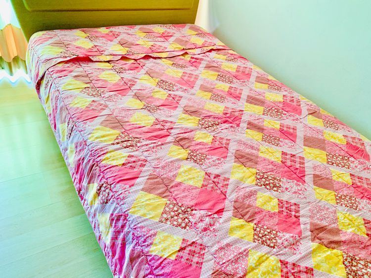 ผ้าห่มนวม ขนาด 4.5-5ฟุต สีชมพูตารางลายดอกวินเทจ ด้านบนมีระบาย (สภาพใหม่) มือสองสภาพดี สินค้าญี่ปุ่น-เกาหลีแท้ รูปที่ 2