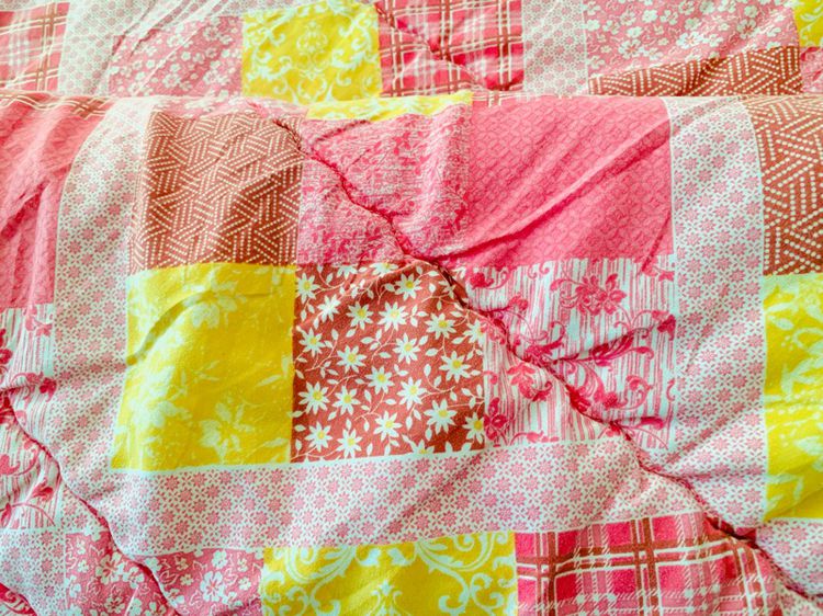 ผ้าห่มนวม ขนาด 4.5-5ฟุต สีชมพูตารางลายดอกวินเทจ ด้านบนมีระบาย (สภาพใหม่) มือสองสภาพดี สินค้าญี่ปุ่น-เกาหลีแท้ รูปที่ 10