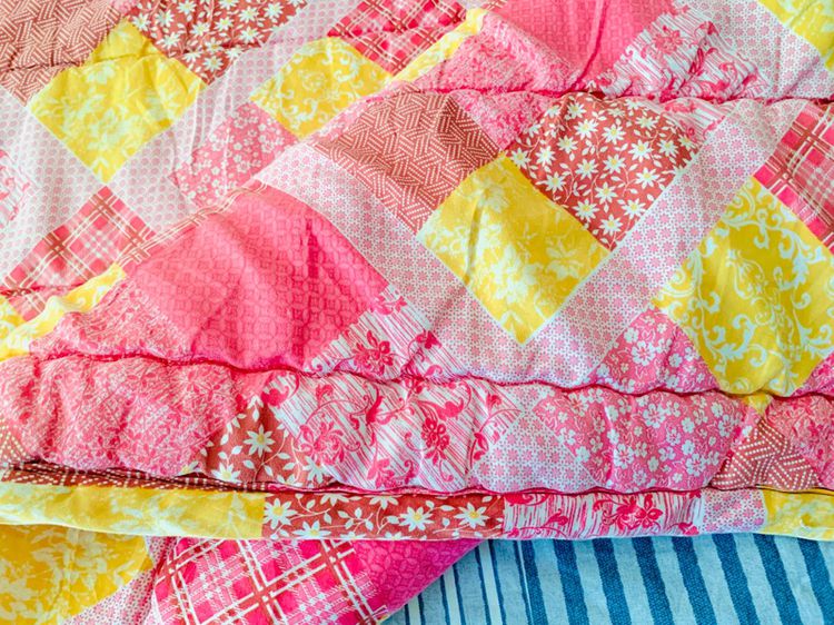 ผ้าห่มนวม ขนาด 4.5-5ฟุต สีชมพูตารางลายดอกวินเทจ ด้านบนมีระบาย (สภาพใหม่) มือสองสภาพดี สินค้าญี่ปุ่น-เกาหลีแท้ รูปที่ 11
