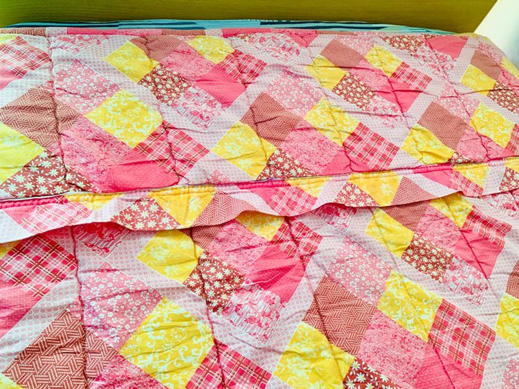 ผ้าห่มนวม ขนาด 4.5-5ฟุต สีชมพูตารางลายดอกวินเทจ ด้านบนมีระบาย (สภาพใหม่) มือสองสภาพดี สินค้าญี่ปุ่น-เกาหลีแท้ รูปที่ 4