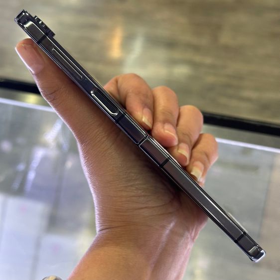 Samsung Z Flip5 512GB สีดำ เครื่องนอก เมนูไทย สภาพสวยมาก มีรอยมุมบนเล็กๆ จอ6.7นิ้ว แรม8รอม512 Snap8 Gen2 เครื่องใช้งานดีเยี่ยม🔥🔥 รูปที่ 4