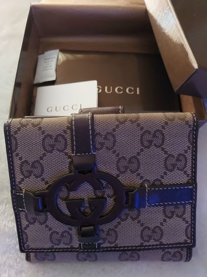 กระเป๋าสตางค์ Gucci วินเทจ มือ 2 สภาพใช้งาน ผ้าสีคล้ำขึ้น แต่ไม่มีตำหนิหนัก ขอบมุม ยาแนว ยังกริบ ด้านในเป็นหนัง มีร่องรอยการใช้งาน