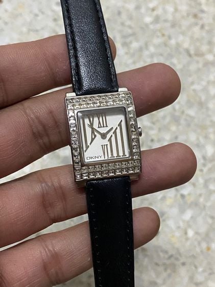 เงิน นาฬิกายี่ห้อ DKNY  ของแท้มือสอง สแตนเลสสายหนังเปลี่ยนใหม่ 900฿