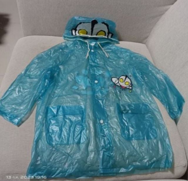 เสื้อกันฝนเด็ก สีฟ้าใส ลายสกรีนอุลตร้าแมน อายุ 6 - 8 ขวบ เบอร์ 8 มือสองสภาพดี ขายถูกๆค่ะ