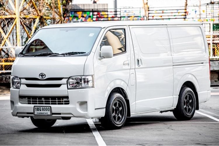 Toyota Hiace 2018 3.0 D4D Van ดีเซล ไม่ติดแก๊ส เกียร์ธรรมดา ขาว รูปที่ 1