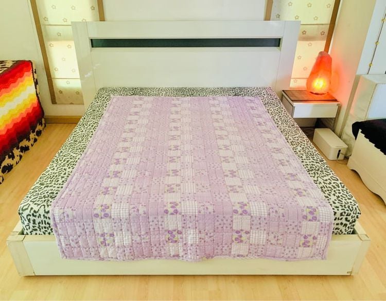 ผ้าห่ม หรือผ้าปูรองนอน (แบบหนา) ขนาด 4.5-5ฟุต สีม่วงตารางลายดอกวินเทจ มือสองขายตามสภาพ สินค้าญี่ปุ่น-เกาหลีแท้