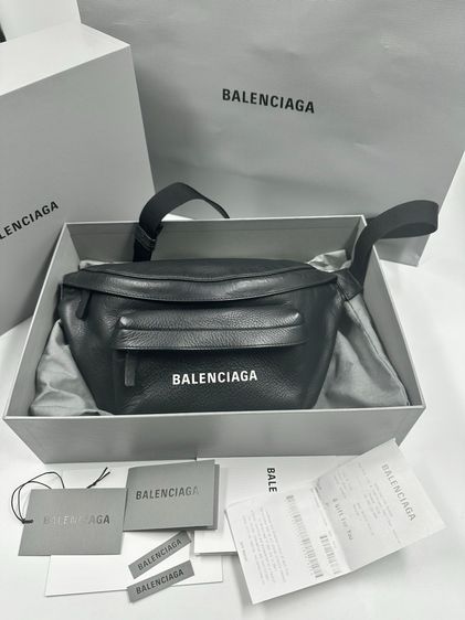 หนังแท้ ดำ กระเป๋าคาดอกผู้ชายBalenciaga men’s everyday beltpack in black Y20