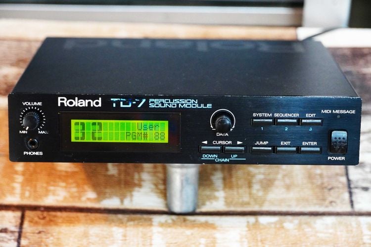 กลองไฟฟ้า (1) โมดูลกลอง Roland TD-7 พร้อมแท่น ใช้งานปรกติ 512เสียง 32ชุดกลอง โปรแกรมเสียงได้ 10ทริก ซาวด์กลองดีมาก พร้อมอะแด๊ปเตอร์
