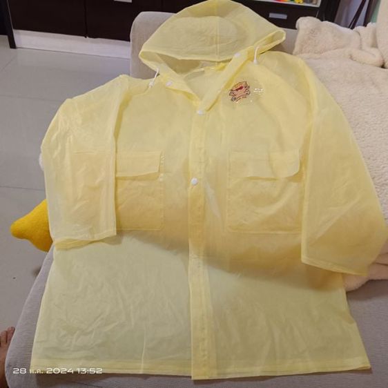 ชุดเสื้อกันฝนเด็ก อายุ 8-10 ขวบ สีเหลือง เบอร์ 32  มือสองสภาพดี ขายถูกๆค่ะ