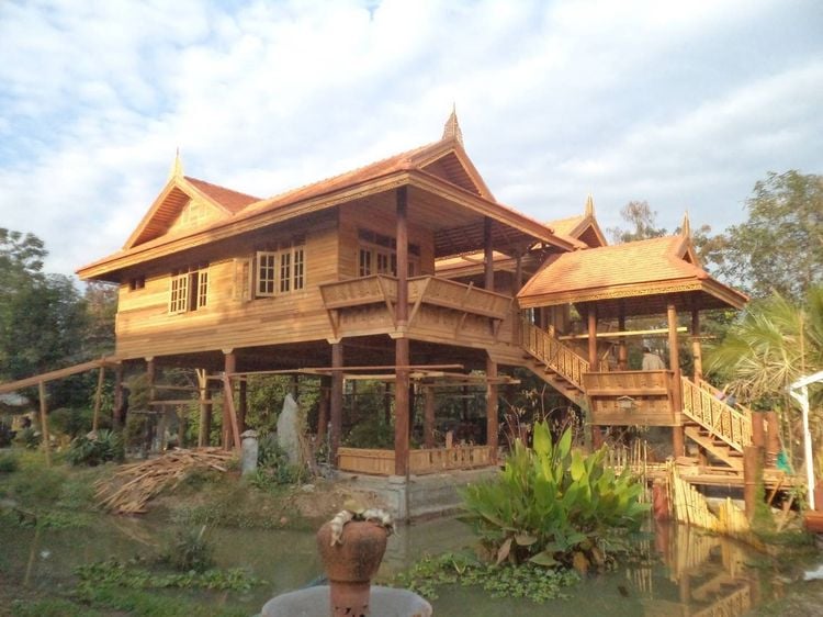 ขายบ้านทรงไทยสวย ไม้สักทอง 450,000 บาท อ.เมือง จ.ลำพูน (ปัจจุบันขาดการดูแลรักษา)