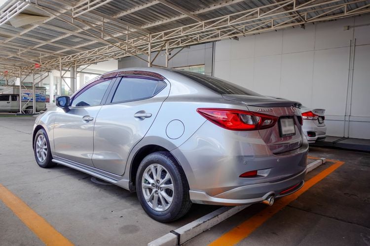Mazda Mazda 2 2016 1.3 High Connect Sedan เบนซิน ไม่ติดแก๊ส เกียร์อัตโนมัติ บรอนซ์เงิน รูปที่ 3
