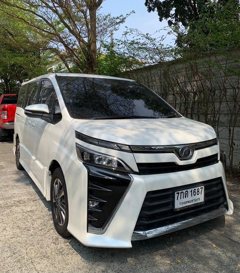 Toyota Voxy 2017 2.0 ZS Van เบนซิน ไม่ติดแก๊ส เกียร์ธรรมดา ขาว