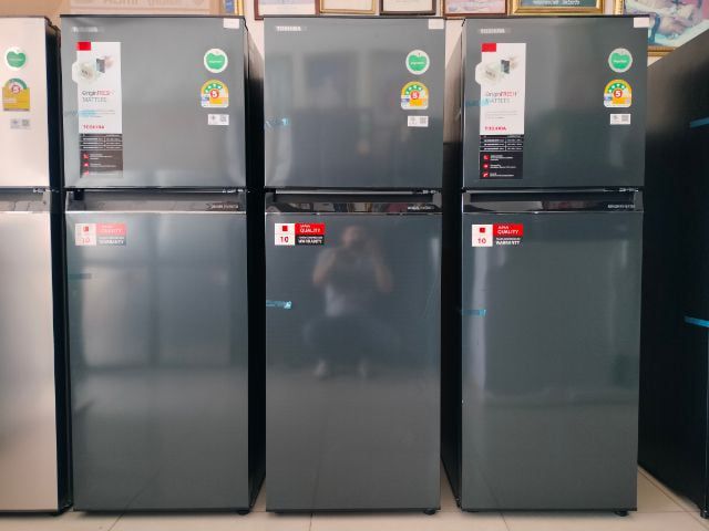 ตู้เย็น 2 ประตู toshiba ระบบ inverter 8.2 คิวเป็นสินค้าใหม่ยังไม่ผ่านการใช้งานประกันศูนย์ราคา 5990 บาท