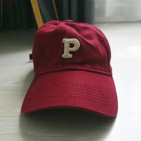 หมวกและหมวกแก๊ป 100 บาทรวมส่ง หมวกเบสบอล (สีแดง) พิมพ์ลายตัวอักษร ตัว P มือสอง สำหรับผู้ใหญ่