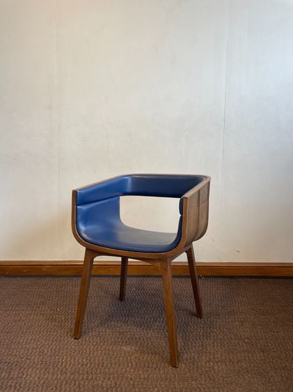 เก้าอี้อาร์มแชร์ เบาะหนังเทียมสีน้ำเงิน โครงขาไม้จริง 