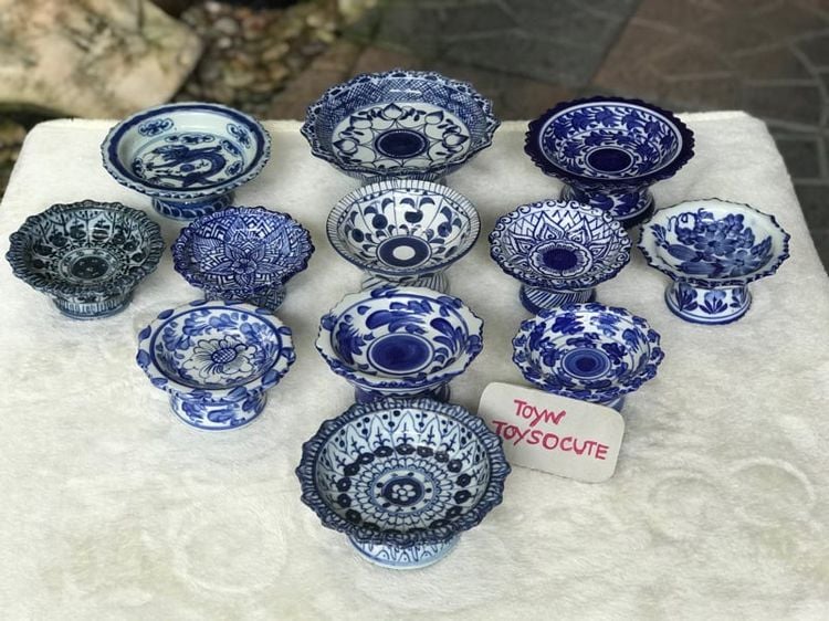 เซรามิคเก่า เริ่มต้น 290 บาท เก่าเก็บ คละแบบคละลาย พานเชิงลายครามวาดลาย Painted Blue And White Porcelain Stem Dishes