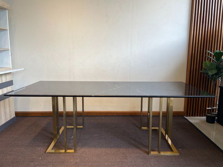 โต๊ะทานอาหาร ท็อปหินเทียมสีดำ โครงขาสแตนเลสสีทอง