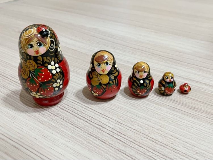 ตุ๊กตาแม่ลูกดกจากรัสเซีย ถอดออกมาได้ 5 ตัว ไว้ตั้งโชว์