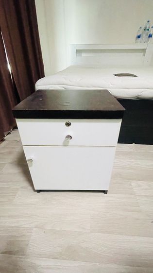 โต๊ะหัวเตียง 450x450 สีไม้โอ๊ค Top และหน้าบานสีขาว มี 2 ตัวตามสภาพ