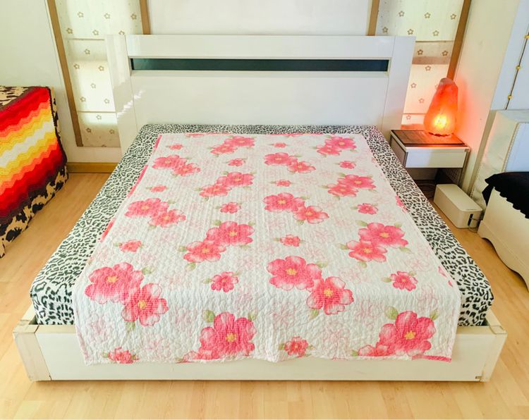 ผ้าห่ม หรือผ้าปูรองนอน (แบบบาง) ขนาด 5ฟุต สีขาวลายดอกสีชมพู ยี่ห้อ FRANCHE (สภาพใหม่) มือสองขายตามสภาพ สินค้าญี่ปุ่น-เกาหลีแท้