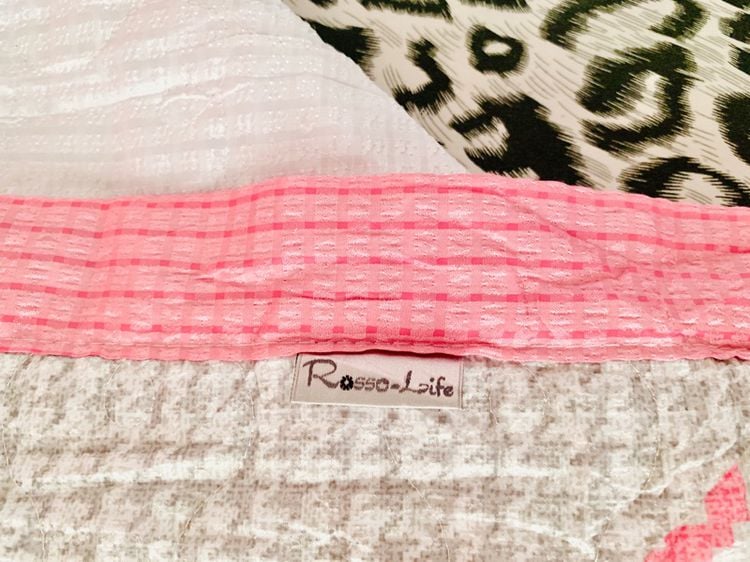ผ้าห่ม (แบบบาง) ขนาด 5ฟุต สีชมพูเทาตารางลายกราฟฟิก ด้านบนมีระบายปักลายตารางวินเทจ ยี่ห้อ Rosso-Life (สภาพใหม่)  รูปที่ 14