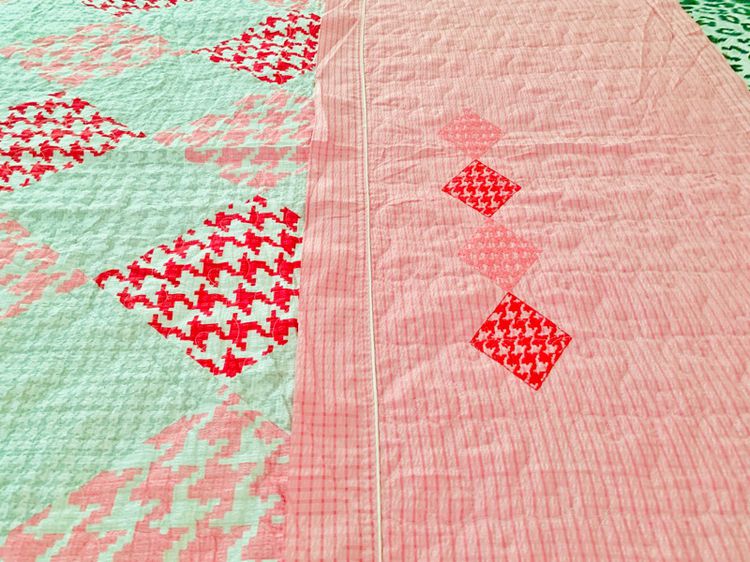 ผ้าห่ม (แบบบาง) ขนาด 5ฟุต สีชมพูเทาตารางลายกราฟฟิก ด้านบนมีระบายปักลายตารางวินเทจ ยี่ห้อ Rosso-Life (สภาพใหม่)  รูปที่ 4
