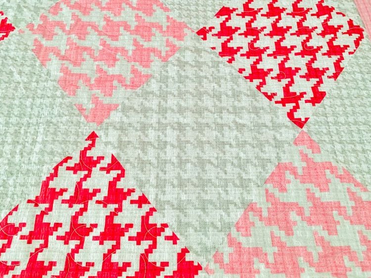 ผ้าห่ม (แบบบาง) ขนาด 5ฟุต สีชมพูเทาตารางลายกราฟฟิก ด้านบนมีระบายปักลายตารางวินเทจ ยี่ห้อ Rosso-Life (สภาพใหม่)  รูปที่ 6