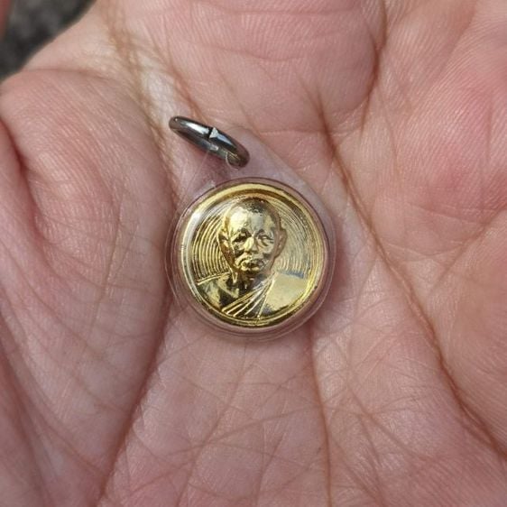 เหรียญ​เม็ด​กระดุม​ หลวงพ่อ​แพ​ วัด​พิกุล​ทอง​ จ.สิงห์บุรี​ ปี​ 2535​ กะไหล่​ทอง​