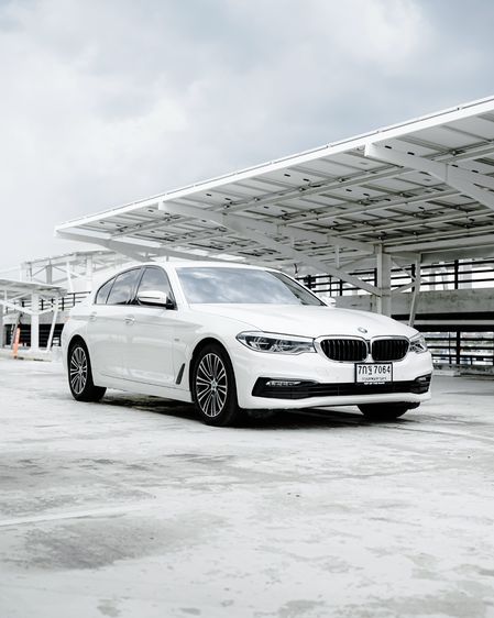 BMW Series 5 2018 520d Sedan ดีเซล ไม่ติดแก๊ส เกียร์อัตโนมัติ ขาว รูปที่ 3