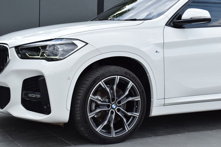 BMW X1 2022 2.0 sDrive20d M Sport Sedan ดีเซล ไม่ติดแก๊ส เกียร์อัตโนมัติ ขาว รูปที่ 2