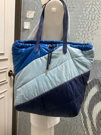 กระเป๋าสะพายเอสเต้ Estee กระเป๋า premium Gift จาก Estee Lauder  ลายทาง สีฟ้า กันน้ำได้ ขนาด 35x40cm 200 บาท
