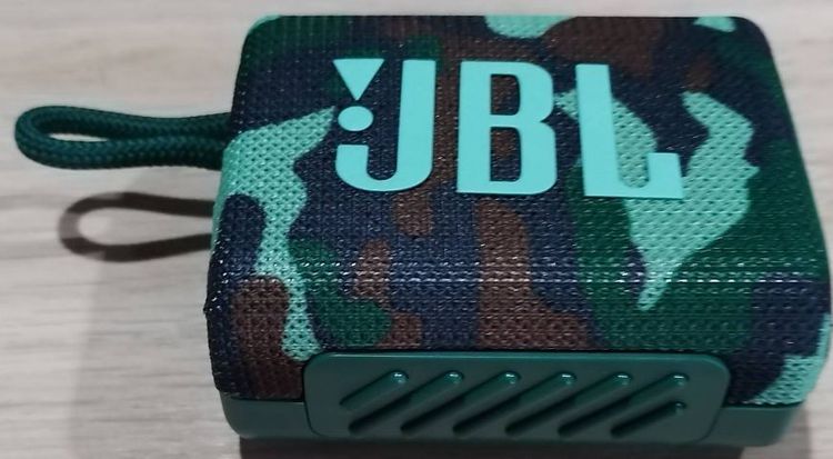 ขายลำโพงบลูทูธไร้สายแบบพกพายี่ห้อ JBL รุ่น GO3 สีเขียวลายทหาร รองรับการเล่นเพลงผ่าน Bluetooth และ Micro SD Card  สินค้าใหม่